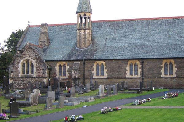 St Michael and All Angels, Dafen